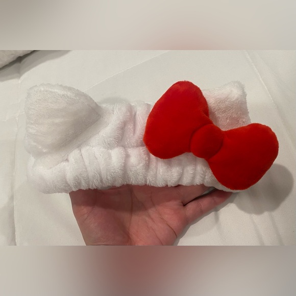 THE CRÈME SHOP X HELLO KITTY SPA HEADBAND - Picture 3 of 4